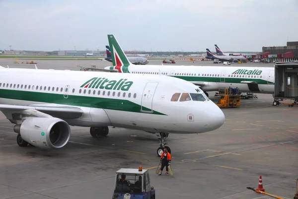 Moscow Russia May 2012 Alitalia Airbus A319 Moscow Sheremetyevo Airport — Stock Photo, Image