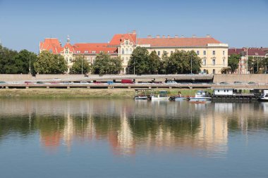 Szeged manzarası - sabah görünümü okul binası ve Tisza Nehri olan Macaristan bir şehirde.