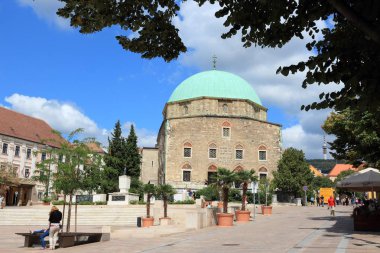 Pecs, Macaristan - 12 Ağustos 2012: İnsanlar Pecs, Macaristan ziyaret edin. Pecs Macaristan 5 büyük kentidir. 2011 yılında 20 milyondan fazla konuk gece ile Macaristan Turizm büyüyor.