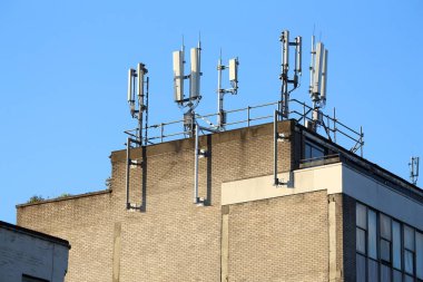 Bir şehri Bina Londra, İngiltere'de mobil telefon vericileri.