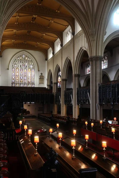 リーズ イギリス 2016 リーズ大聖堂 大聖堂やリーズ イギリスで聖者ピーターの教区教会の内部ビュー ランドマークは 1707 年に献堂されました — ストック写真