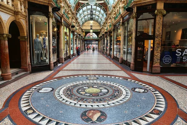 Leeds Velká Británie Června 2016 Lidé Navštěvují Obchody Victoria Quarter — Stock fotografie