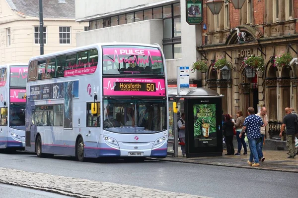 Leeds Juillet 2016 Les Gens Prennent Bus Deux Étages Firstleeds — Photo