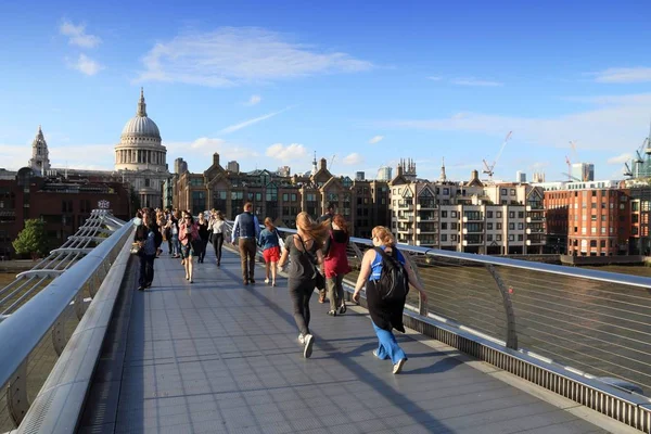 London July 2016 People Cross Millennium Bridge London Most Populous — Stock Photo, Image