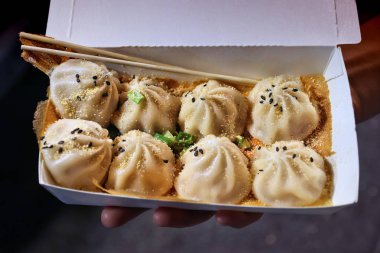 Tayvan gece gıda pazarı - Kenting Caddesi gece pazarı. Xiao uzun bao (veya xiaolongbao) domuz buns atmak.