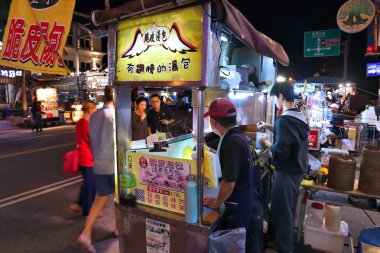 Kenting, Tayvan - 28 Kasım 2018: Topuz durak Kenting Street gece pazarı Tayvan, haşlanmış xiaolongbao tarafından insanlar yürümek. Gece gıda piyasaları Tayvanlı kültür büyük bir parçasıdır.