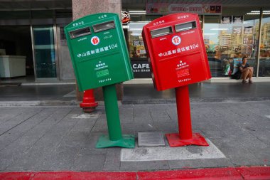 Taipei, Tayvan - 4 Aralık 2018: Taipei, Tayvan tayfun sırasında posta kutuları bükülmüş. Popüler yerel bir simge bükülmüş posta kutuları vardır.