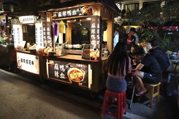 Кентинг Тайван Ноября 2018 Года Люди Едят Уличную Еду Kenting — стоковое фото