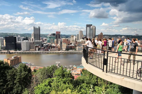 Pittsburgh Usa June 2013 People Visit Skyline Overlook Pittsburgh Population — Stock Photo, Image