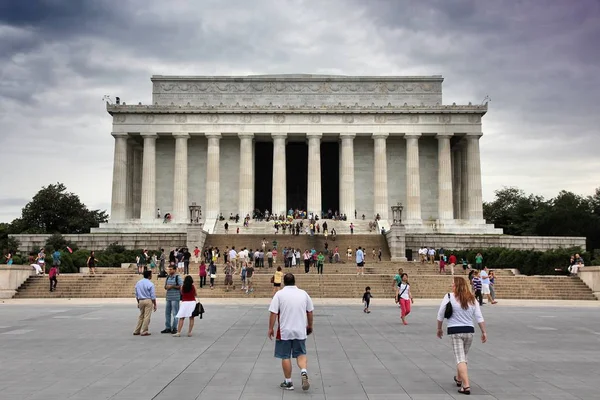 Washington Usa Juni 2013 Mensen Bezoeken Abraham Lincoln Gedenkteken Washington — Stockfoto