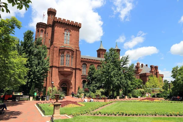 Washington Eua Junho 2013 Pessoas Visitam Castelo Smithsonian Institution Washington — Fotografia de Stock