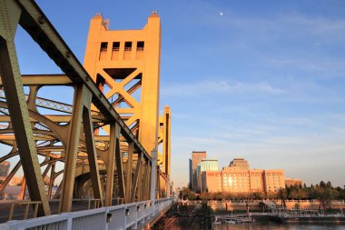 Sacramento, California, ABD şehir manzarası. Tower Bridge günbatımı.
