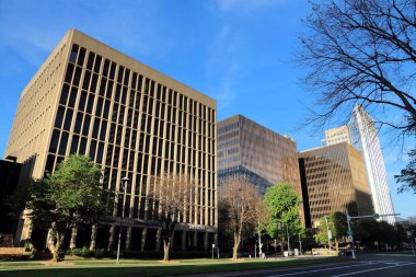 SACRAMENTO, ABD - 10 Nisan 2014: Capitol Mall caddesinin şehir manzarası. Sacramento, Kaliforniya 'nın Kaliforniya eyaletinin başkentidir..
