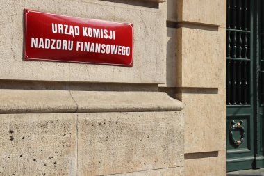 Krakow, Polonya - 28 Ağustos 2018: Urzad Komisji Nadzoru Finansowego (mali denetim kurumu) işareti Krakow.