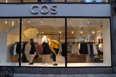 Stockholm, İsveç - 22 Ağustos 2018: Cos moda mağaza Stokholm, İsveç. Marka Cos H ve M moda şirkete ait.