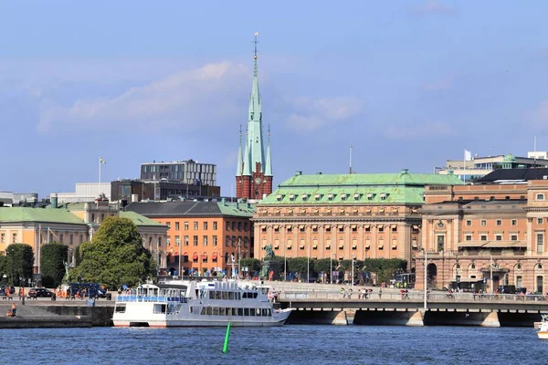 スウェーデンのストックホルム市 右側のスウェーデン王立歌劇場 — ストック写真