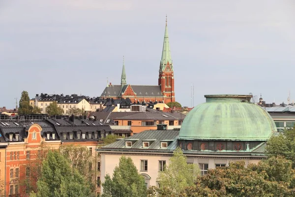 瑞典斯德哥尔摩 城市建筑在 Norrmalm 区与斯德哥尔摩经济学院 Handelshogskolan 在前景 — 图库照片