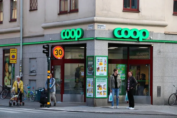 Stockholm Suécia Agosto 2018 Pessoas Visitam Mercearia Coop Estocolmo Suécia — Fotografia de Stock