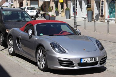 Furth, Almanya - 6 Mayıs 2018: Almanya'da Park gümüş Porsche Boxster roadster spor Cabrio araba. (2017 yılı itibariyle Almanya'da kayıtlı 45.8 milyon arabalar).