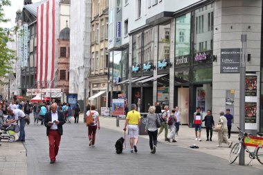 LEIPZIG, ALMANY - 9 Mayıs 2018: İnsanlar Leipzig, Almanya 'daki Grimmaische Caddesi' nden alışveriş yapıyor. Leipzig 582.277 nüfusuyla Almanya 'nın en büyük 10. şehridir..
