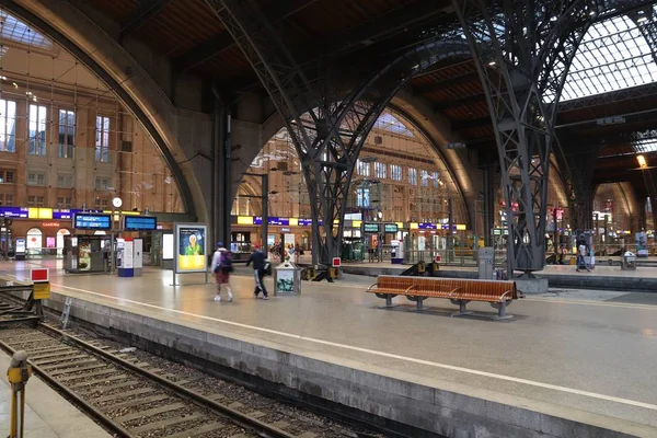Leipzig Alemanha Maio 2018 Passageiros Apressam Estação Ferroviária Hauptbahnhof Leipzig — Fotografia de Stock