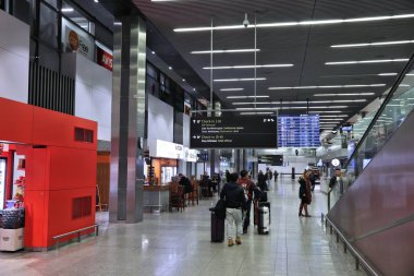 Krakow, Polonya - 21 Kasım 2018: Yolcu Polonya Krakow Havaalanı ziyaret edin. Polonya ikinci en işlek Havaalanı 5.8 milyon yolcu (2017 ile olduğunu).