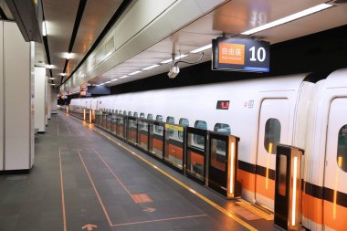 TAIPEI, TAIWAN - 2 Aralık 2018: Tayvan 'daki Taipei İstasyonu' nda yüksek hızlı tren (HSR). Tayvan Yüksek Hız Treni 2017 yılında 60 milyon yolcuya hizmet vermiştir..