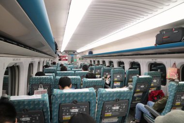 Taipei, Tayvan - 2 Aralık 2018: İnsanlar Tayvan yüksek hızlı tren (Hsr), binmek. Tayvan yüksek hızlı tren 2017 yılında 60 milyon yolcu seyahat servis.