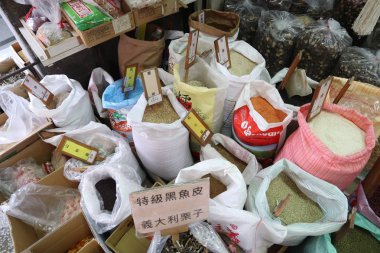 Taipei, Tayvan - 5 Aralık 2018: Pirinç, mercimek ve diğer hububat Dihua Street Taipei, Tayvan. Dihua Street Datong bölgesinde Taipei en eski alışveriş caddelerinden biridir.