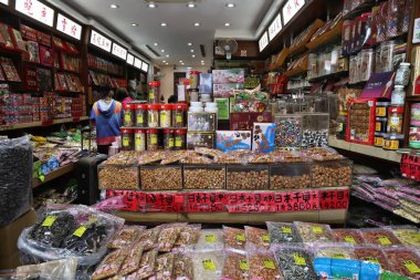Taipei, Tayvan - 5 Aralık 2018: Dihua Street Taipei, Tayvan aperatif yemek salonu. Dihua Street Datong bölgesinde Taipei en eski alışveriş caddelerinden biridir.
