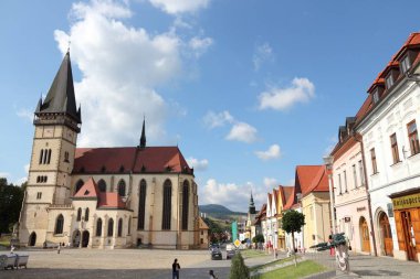 BARDEJOV, SLOVAKIA - 27 AĞUSTOS 2012: İnsanlar Bardejov 'daki Eski Kasabayı ziyaret ediyor. Ünlü ortaçağ kasaba merkezi UNESCO Dünya Mirası Alanı olarak listelendi.