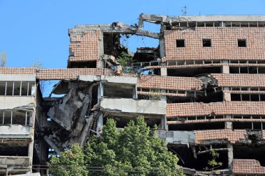 Belgrade, Sırbistan - 15 Ağustos 2012: Savaş imha Belgrad, Sırbistan için. Savunma bina Yugoslav Bakanlığı bombalandı ve 1999 yılında Nato koalisyon kuvvetleri tarafından zarar görmüş..