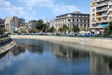 Bucharest, Romanya - 19 Ağustos 2012: River view Bükreş, Romanya. 2009 yılında Bükreş 21 en çok ziyaret edilen şehir (Uluslararası gelen yolcu tarafından Dünya çapında yapıldı.).