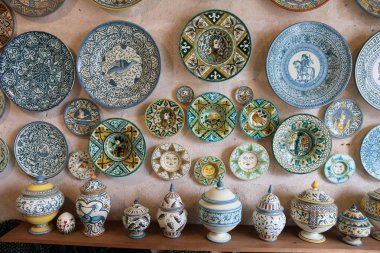 Grottaglie, İtalya - 3 Haziran 2017: Geleneksel seramik boyalı tabak Grottaglie, İtalya'da alışveriş. Grottaglie bir ünlü el yapımı seramik üretim Apulia bölgesinin merkezidir.