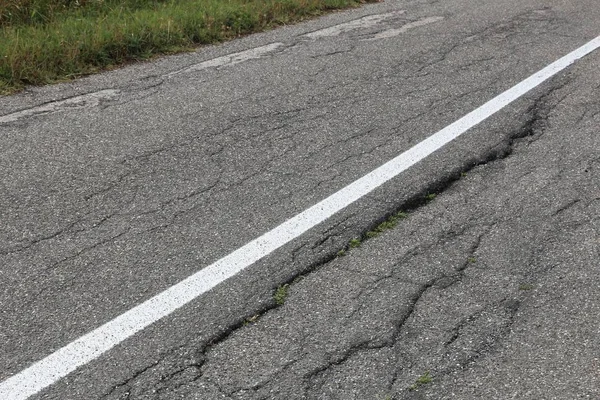 道路表面損傷 悪い保守品質 イタリアでアスファルト亀裂 — ストック写真
