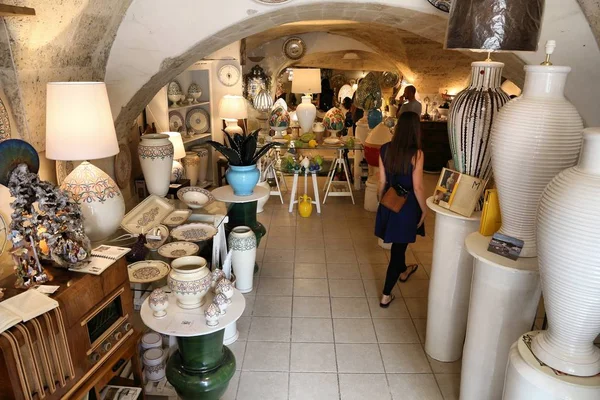 Grottaglie Italy June 2017 People Visit Traditional Ceramics Handicraft Shop — Stock Photo, Image