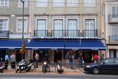 Lisbon, Portekiz - 6 Haziran 2018: İnsanlar Pasteis de Belem ekmek Lizbon ziyaret edin. Tripadvisor 10.000 değerlendirme içinde yalnız 2017 ile dünyanın en gözden geçirilmiş eatery olduğunu.