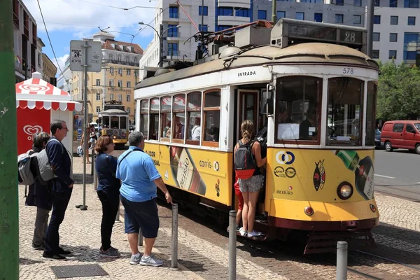 Lissabon Portugal Juni 2018 Menschen Fahren Mit Der Gelben Straßenbahn — Stockfoto