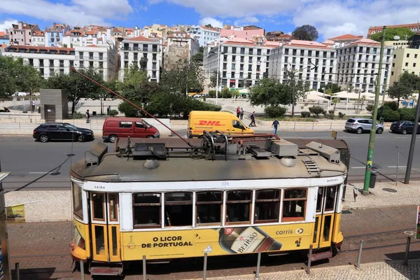 Lisbona Portogallo Giugno 2018 Gente Prende Tram Giallo Piazza Praca — Foto Stock