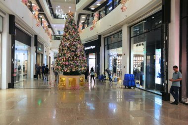 Manila, Filipinler - 7 Aralık 2017: İnsanlar Greenbelt Makati City, Manila Metro alışveriş merkezinde ziyaret edin. Alışveriş Ayala Corporation, en büyük Filipin corporation varlıklar tarafından aittir.