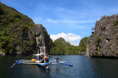 PALAWAN, PHIPPINES - 1 Aralık 2017 İnsanlar Palawan, Filipinler 'de ada turunun keyfini çıkarıyorlar. 2016 yılında Filipinleri 6 milyon yabancı turist ziyaret etti.
