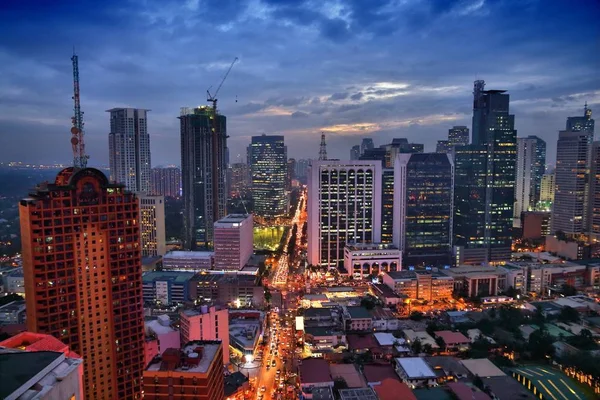 Filipinler, Manila 'daki Makati şehri gece silueti. Ofis binaları.