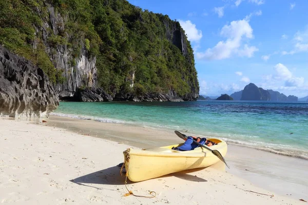 Morza Kajaki Wyspie Palawan Filipiny Odwiedzenie Papaya Beach — Zdjęcie stockowe