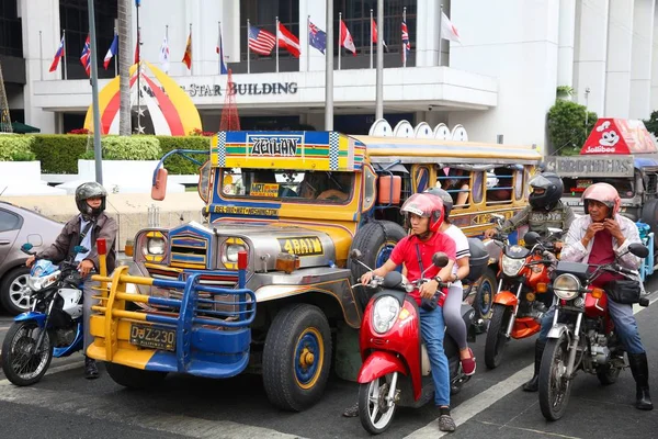 Manila Filipíny Prosince 2017 Lidé Jezdí Jeepney Veřejné Dopravy Hustém — Stock fotografie