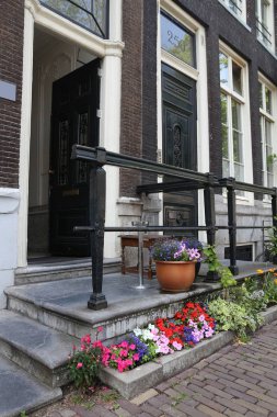 Amsterdam konut sokak - süslü kapı genel eski ev. Hollanda rowhouse.