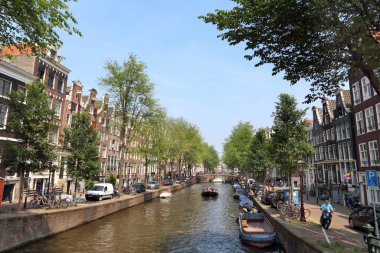 AMSTERDAM, NETHERLANDS - 7 Temmuz 2017: Amsterdam, Hollanda 'daki Leidsegracht Kanalı. Amsterdam Hollanda 'nın başkentidir..