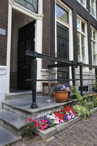 Amsterdam Rezidenční Ulici Obecný Starý Dům Ornamentální Dveře Nizozemsko Řadové — Stock fotografie