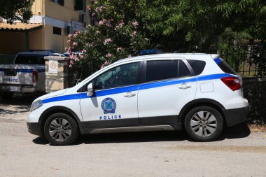 Corfu, Yunanistan - 2 Haziran 2016: Corfu Island, Yunanistan'ın Suzuki Sx4 crossover polis araba park edilmiş. 566 kayıtlı araçların 1000 başına nüfuslu Yunanistan AB ortalamasının (573 altında olan).