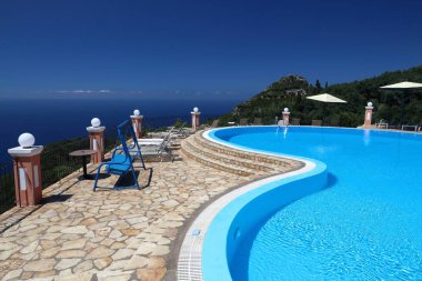 CORFU, GREECE - 3 Haziran 2016: Yunanistan 'ın Korfu Adası' nda genel tatil yüzme havuzu. 2012 yılında Korfu 'yu 558 bin turist ziyaret etti.