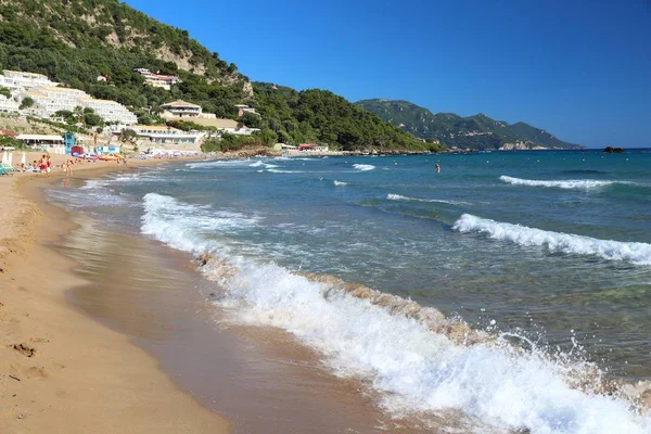 Corfu Grecia Giugno 2016 Turisti Godono Spiaggia Pelekas Isola Corfù — Foto Stock